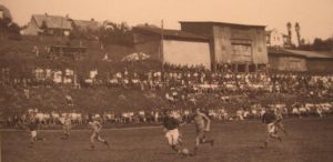 Fotbalové hřiště pod nádražím. Právě probíhá zápas AFK Ledeč - SK Viktoria Žižkov (1944)